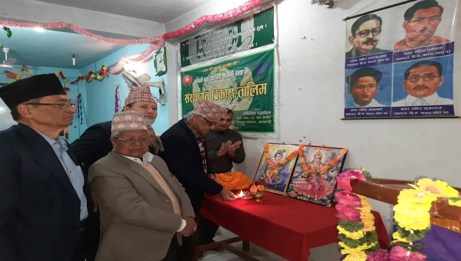 शहीद दिवसको उपलक्ष्यमा प्रजातन्त्रका लागि जीवन अर्पण गर्ने वीर शहीदहरु प्रति भावपूर्ण श्रद्धाञ्ज्ली अर्पर्ण ।